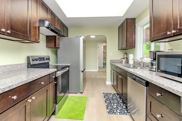 Private kitchen - Amazing 4-bedroom house with AC in enchanting Federal Way (Federal Way)