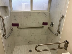 Hair dryer, towels, soap, toilet paper - Amazing 4-bedroom house with AC in enchanting Federal Way (Federal Way)