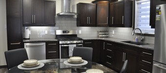 1 minute from ACC, 5 minutes from the hospital, book the full house!