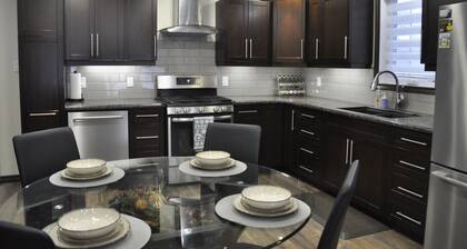 1 minute from ACC, 5 minutes from the hospital, book the full house!