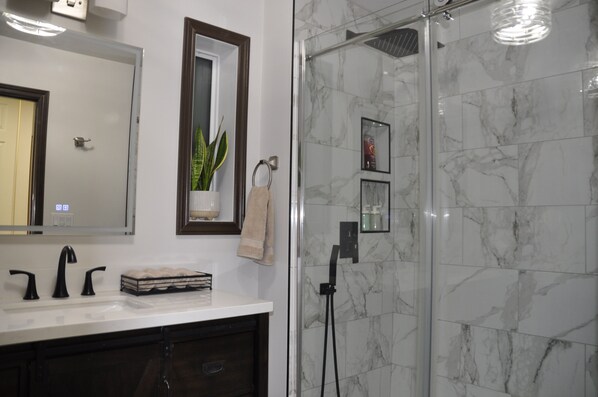 Sèche-cheveux, serviettes fournies, savon, papier toilette