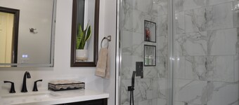 1 minute from ACC, 5 minutes from the hospital, book the full house!