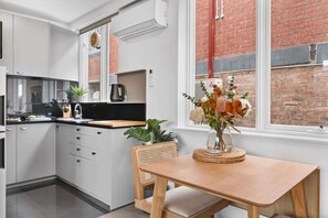Fridge, microwave, oven, stovetop - St Kilda Retreat Near Beach & Cafés (St Kilda)