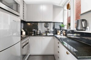 Fridge, microwave, oven, stovetop - St Kilda Retreat Near Beach & Cafés (St Kilda)