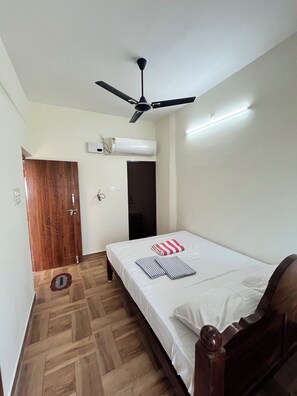 Standard Room, Balcony, Hill View - Raha Rooms (Tiruvannamalai)