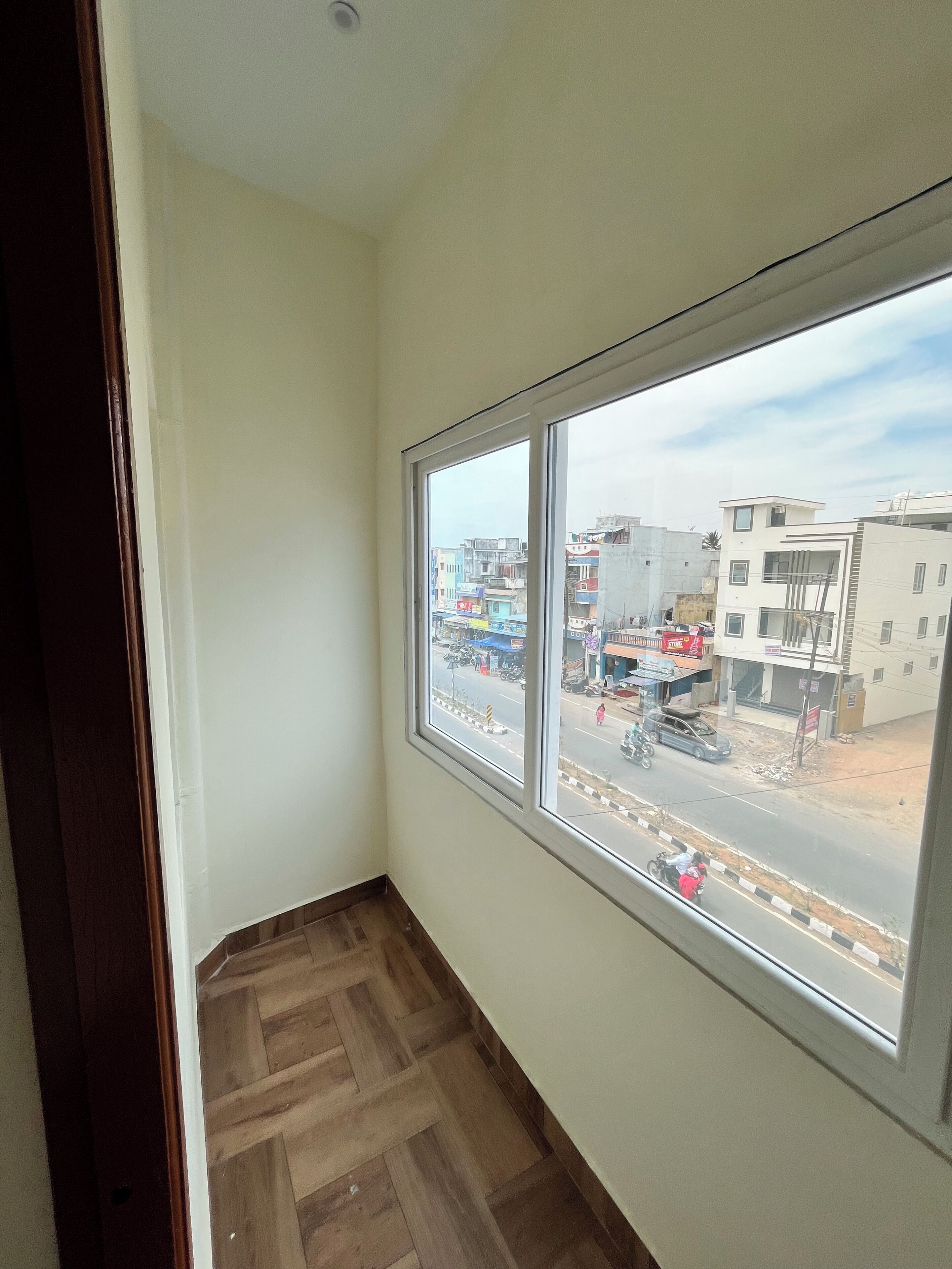 Rom – standard, balkong, utsikt mot høyde | Innvendig