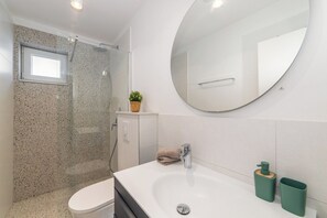 Shower, towels, soap, toilet paper - Apartments with pool on the Makarska Riviera near the sea (Zaostrog)