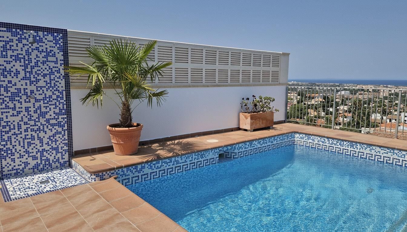 Una piscina en la azotea con vistas despejadas de la ciudad y el océano.