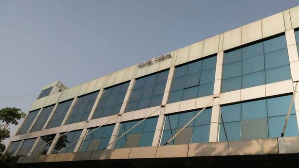 Un moderno edificio de hotel con fachada plana y grandes ventanales.