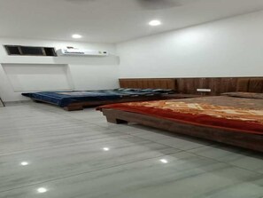 مكتب ومساحة عمل للكمبيوتر المحمول وواي فاي مجانًا