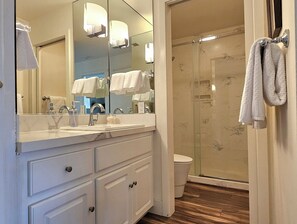 Dusche, Haartrockner, Handtücher, Seife