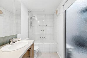 Ein modernes Badezimmer mit Dusche, Toilette und Waschbecken.