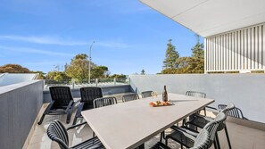 Outdoor dining - Sea Spray Apartment - A beachfront stay in Lorne (Lorne)