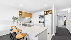 Fridge, oven, stovetop, dishwasher