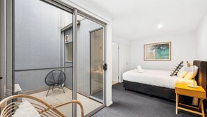 2 bedrooms, iron/ironing board, WiFi, bed sheets - Sea Spray Apartment - A beachfront stay in Lorne (Lorne)