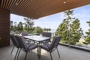 Outdoor dining - Waterfront Apartment with Stunning Bay Views (Geelong)