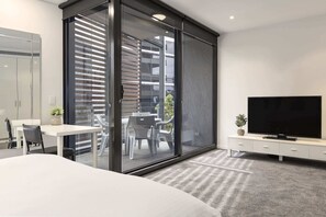 3 bedrooms, desk, iron/ironing board, WiFi - Waterfront Apartment with Stunning Bay Views (Geelong)