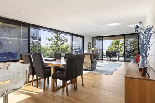 Waterfront Apartment with Stunning Bay Views