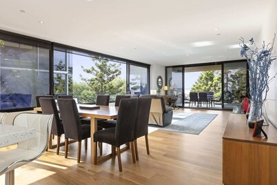 Waterfront Apartment with Stunning Bay Views