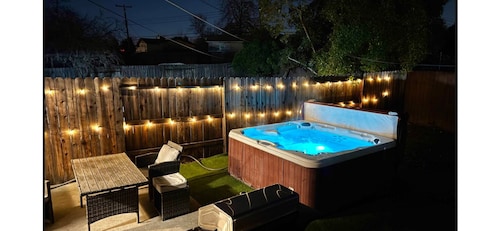 2-bedroom house in soothing Carmichael with cool AC breeze and Hot Tube