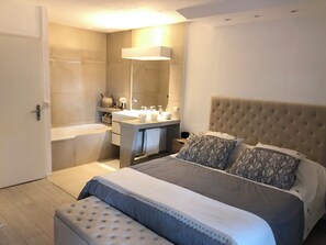 2 bedrooms, iron/ironing board, WiFi, bed sheets - Cannes center, Apartment 70m2 with 300m2 garden.like a house.2 bedrooms (Cannes)