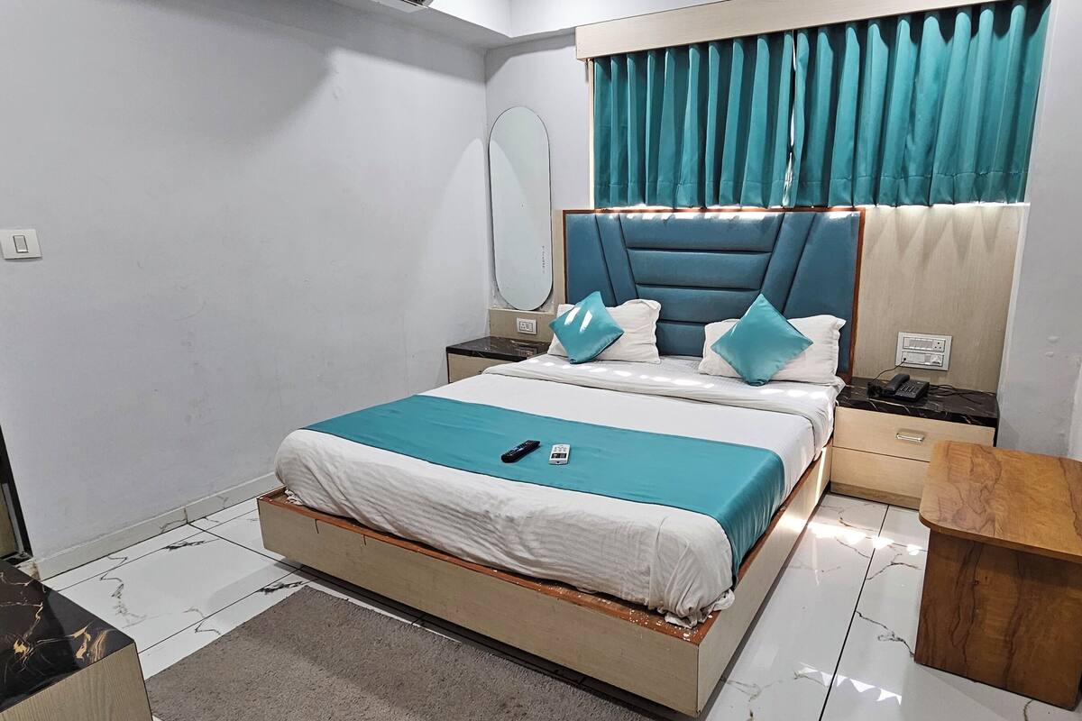 Deluxe Double Room, City View | Desk, laptop workspace, iron/ironing board, WiFi (free)