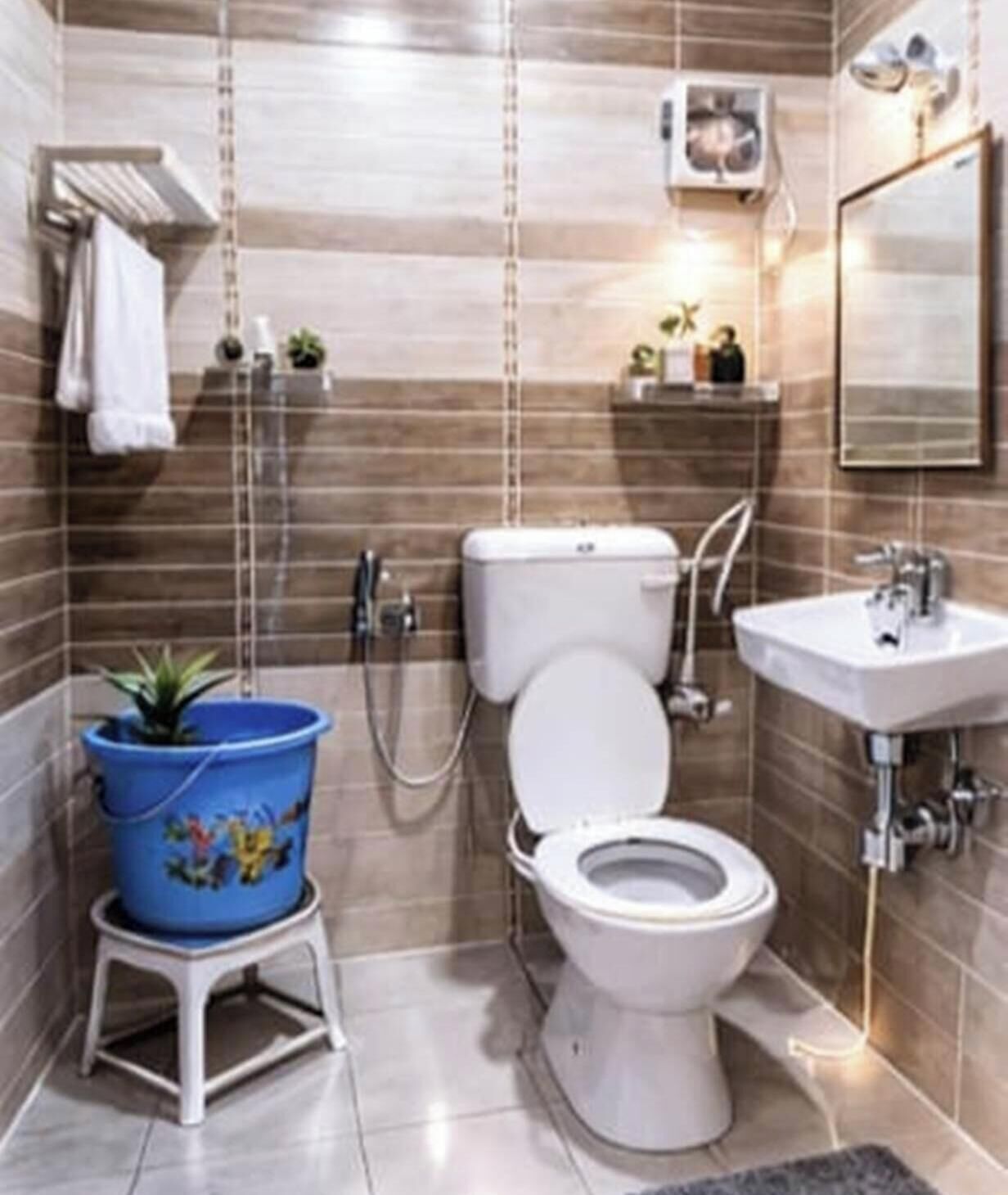 Classic Double Room | Bathroom | Shower, free toiletries, towels, soap