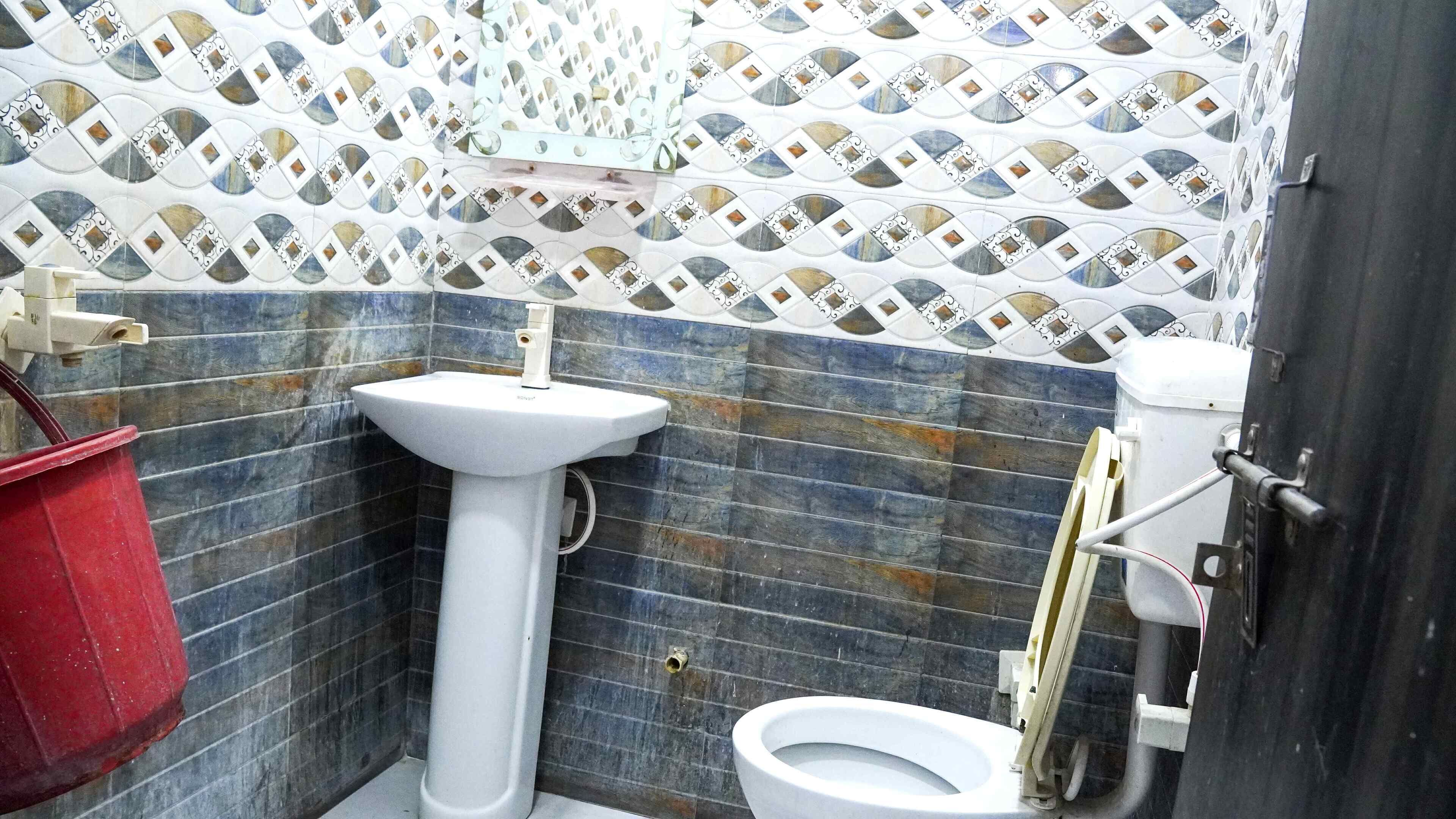 Shower, free toiletries, towels, soap