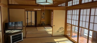 Spacious Mountain House in Myōkō