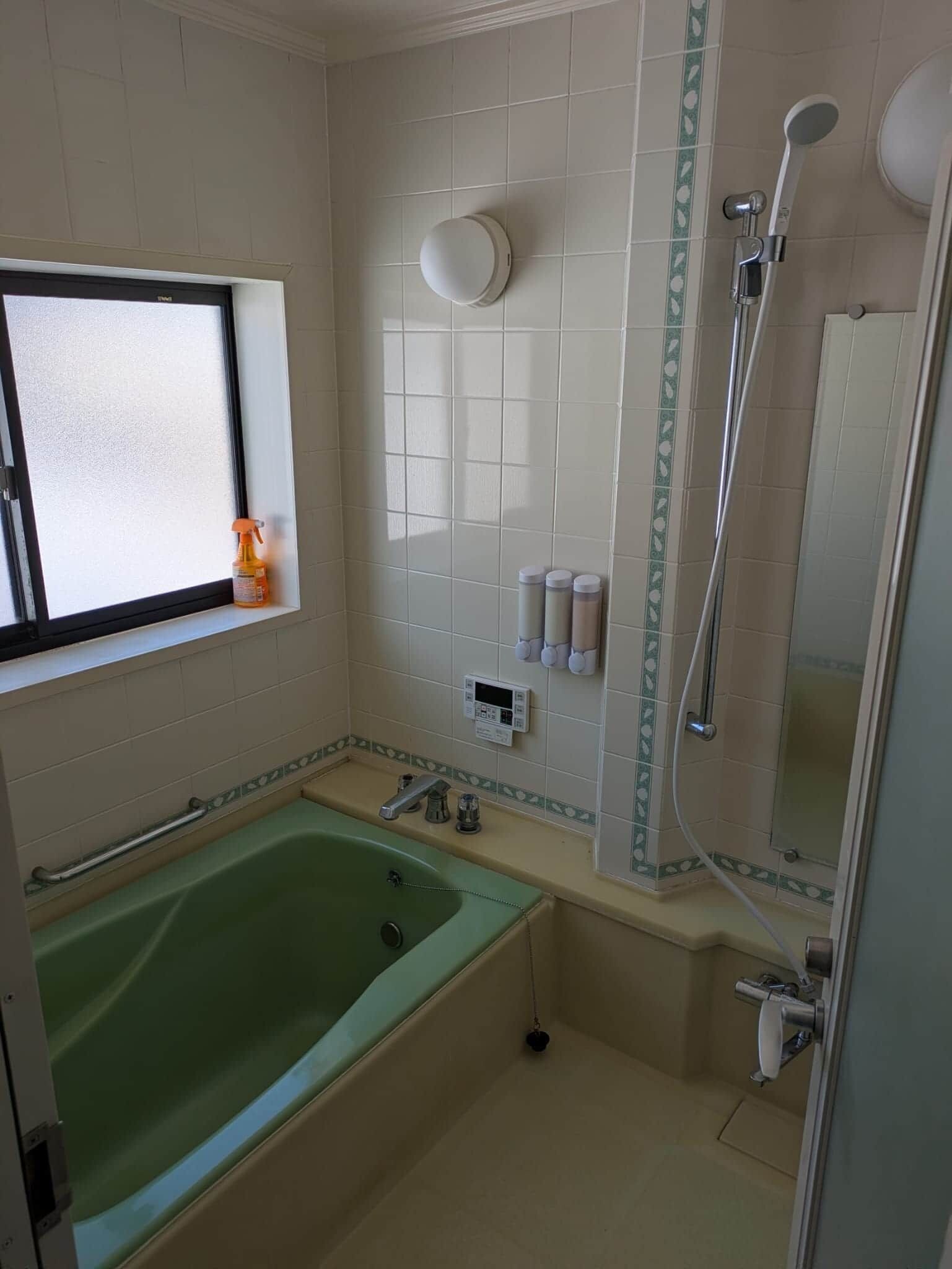 Secador de cabelo, bidê, toalhas de banho, sabonete