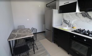 Frigorifero con congelatore, microonde, forno, piano cottura