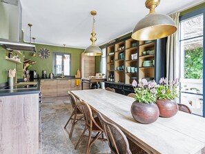 Een koelkast, een magnetron, een oven, een vaatwasser