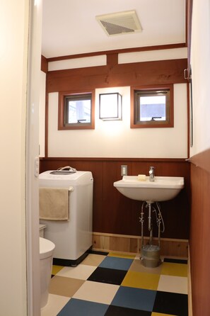 Douche, sèche-cheveux, serviettes fournies, savon