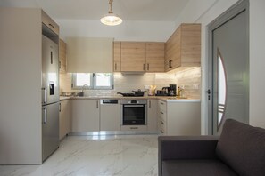 Eine moderne Küche mit integrierten Geräten, Holzschränken und einem Marmorboden.