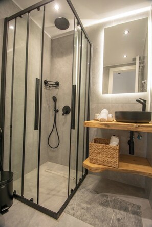 Een douche, een haardroger, handdoeken, zeep
