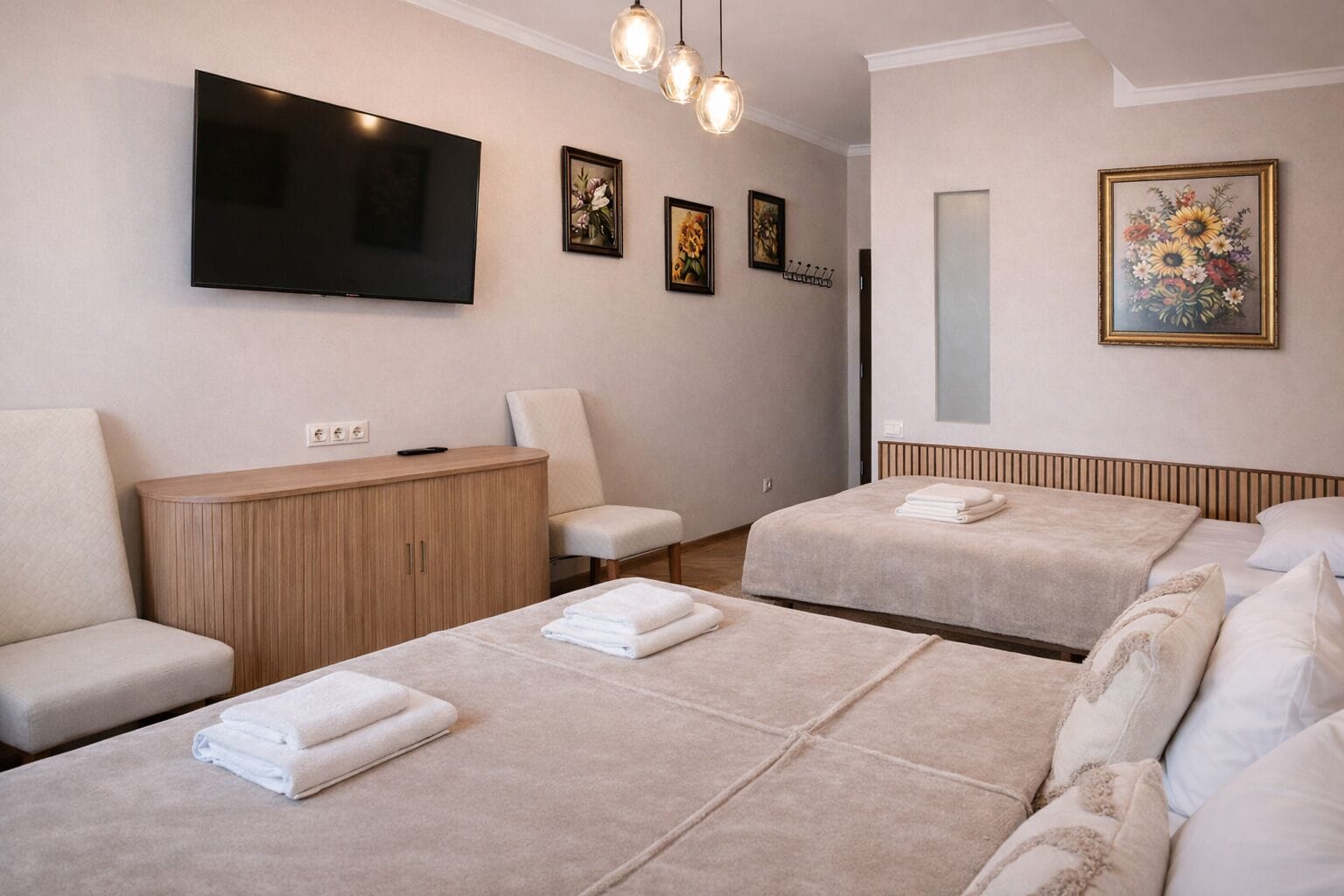 Kamar Triple Comfort | Tirai kedap cahaya, setrika/meja setrika, dan Wi-Fi gratis