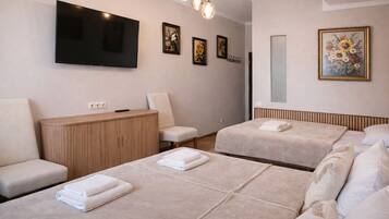 Kamar Triple Comfort | Tirai kedap cahaya, setrika/meja setrika, dan Wi-Fi gratis