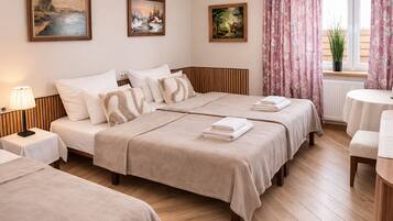 Comfort-Dreibettzimmer | Verdunkelungsvorhänge, Bügeleisen/Bügelbrett, kostenloses WLAN