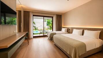Deluxe Triple Room, Non Smoking | Peralatan tempat tidur premium, bar mini, ruang kerja komputer riba