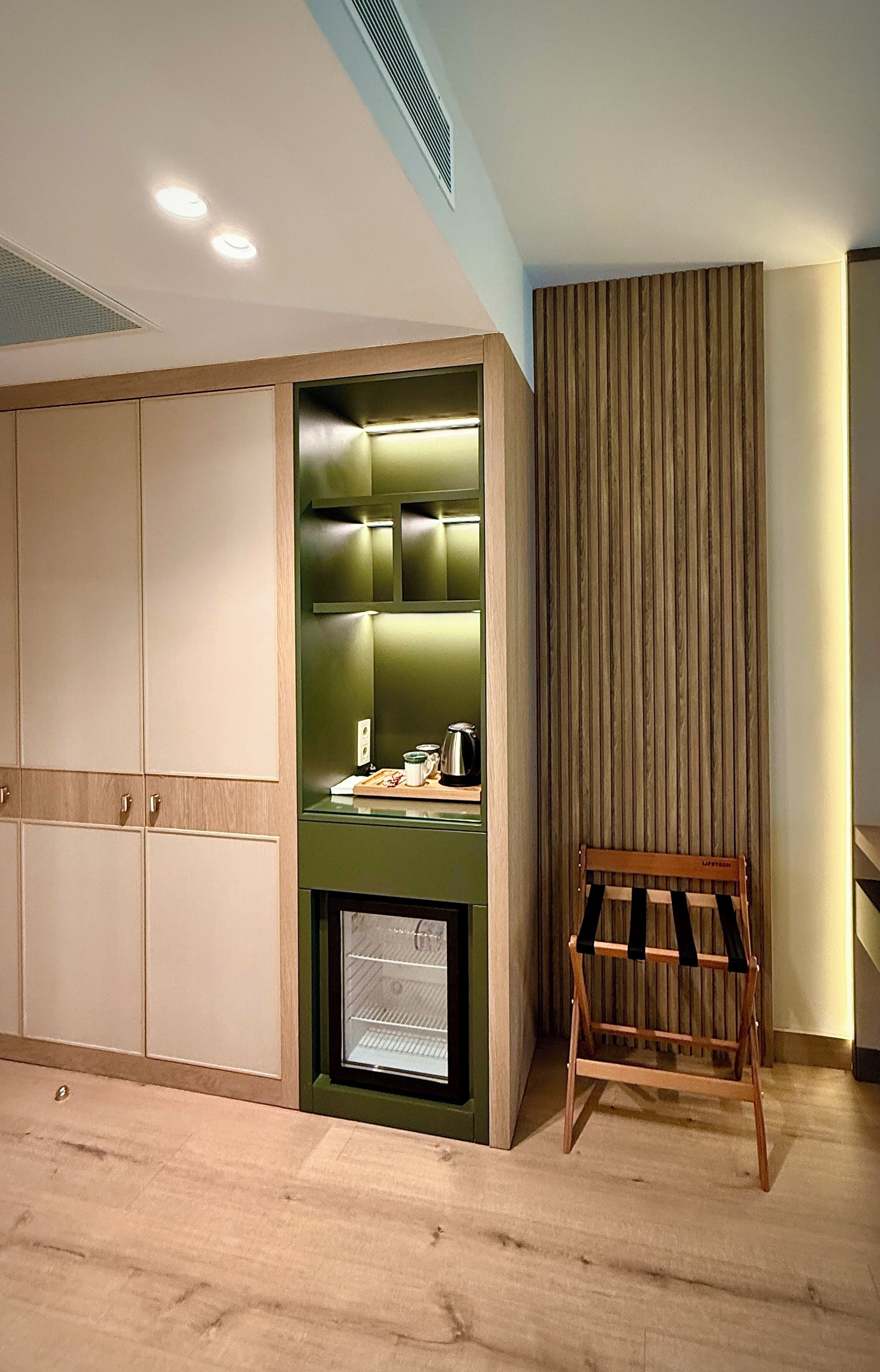 Skrivebord for bærbar PC og wi-fi (inkludert)