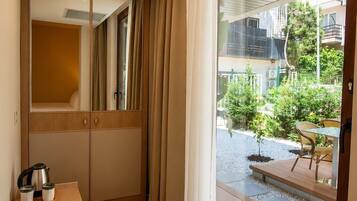Habitación doble económica | Ropa de cama de alta calidad y minibar