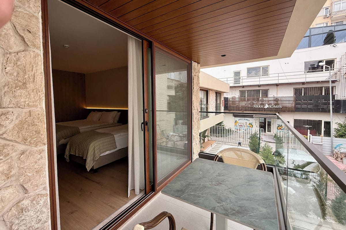 Kolmen hengen deluxe-huone, tupakointi kielletty | Kannettavalle tietokoneelle sopiva työtila, ilmainen Wi-Fi