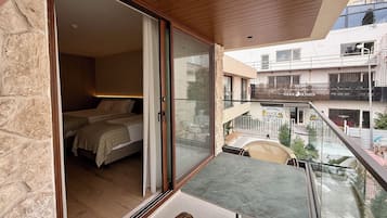 Deluxe driepersoonskamer, niet-roken | Een laptopwerkplek, gratis wifi