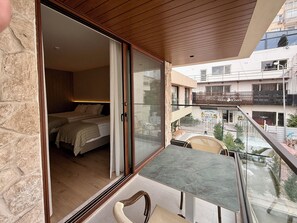 Kolmen hengen deluxe-huone, tupakointi kielletty | Kannettavalle tietokoneelle sopiva työtila, ilmainen Wi-Fi