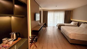 Deluxe driepersoonskamer, niet-roken | Een laptopwerkplek, gratis wifi