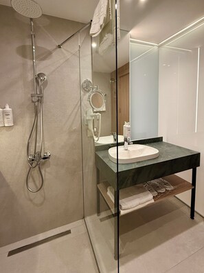 Habitación triple Deluxe, no fumadores | Baño | Ducha, secador de pelo, toallas y jabón