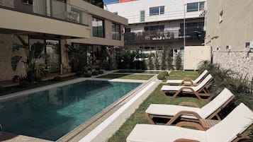 Una piscina al aire libre de temporada