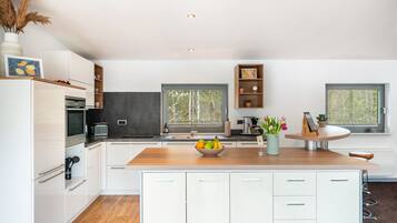 Fridge, oven, stovetop, dishwasher