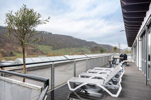 Terrace/patio - Moselbude Penthouse with Moselle View, Sauna, Rooftop Terrace, E-Bikes, Grill (Enkirch)