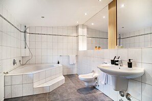 シャワー、ヘアドライヤー、タオル